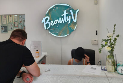 Вывеска для зоны ресепшен для салона красоты «Beauty V»